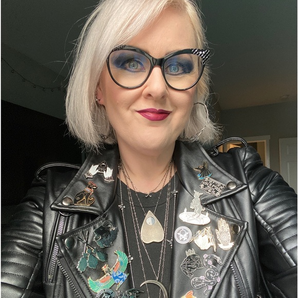 Meet your Posher, Julie - Picture 1 of 5